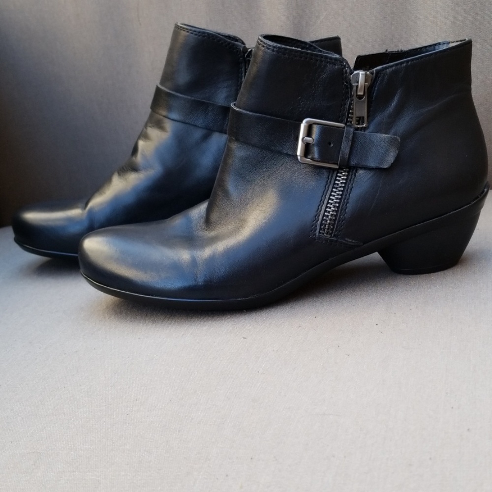 Naturalizer "Hitch" Ankle Boots